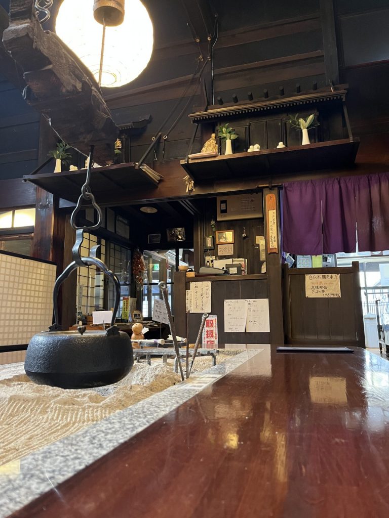 altes japanisches Haus, ein traditionelles japanisches Haus, irori(eine traditionelle japanische Feuerstelle im Boden)