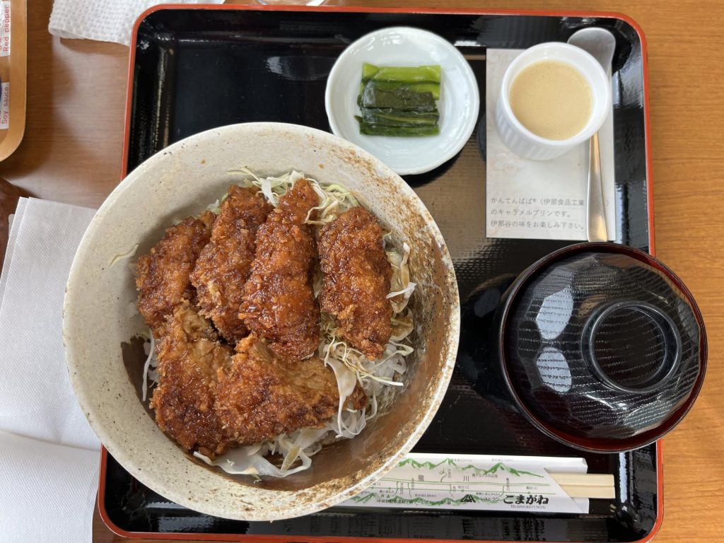 Sauce-Katsu-don – regionale Spezialität aus Nagano, Knuspriges Katsu mit süßer Soße