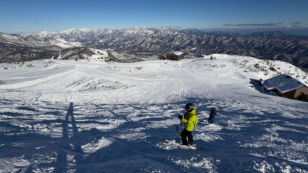 Hakuba Berg und Ski fahrer