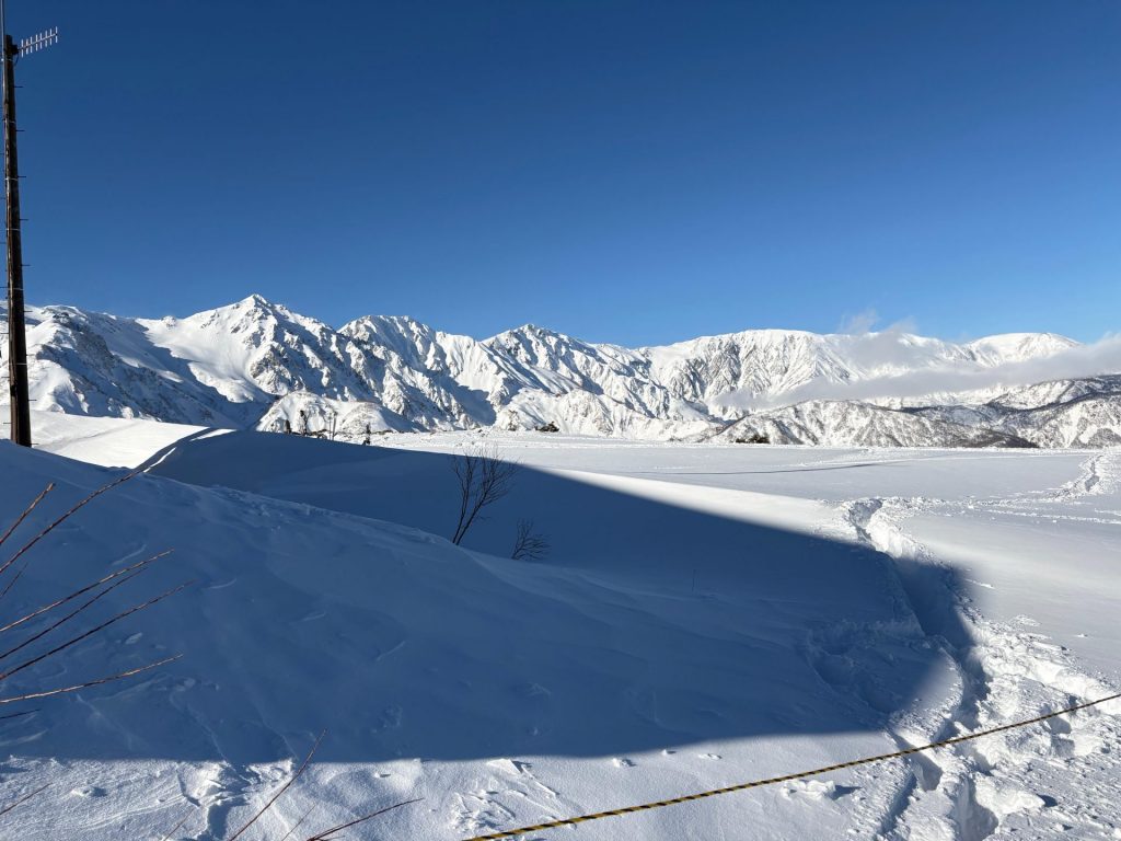 Hakuba Berge und blaue HImmel