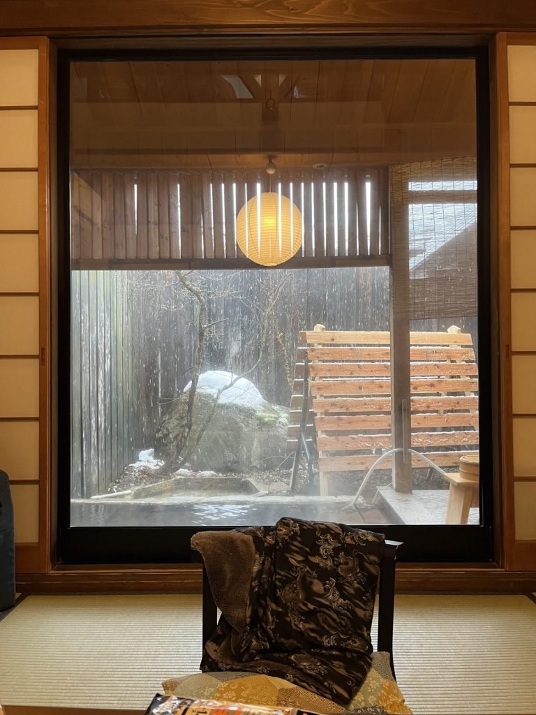 Yumotokan, Zimmer und draussen Onsen