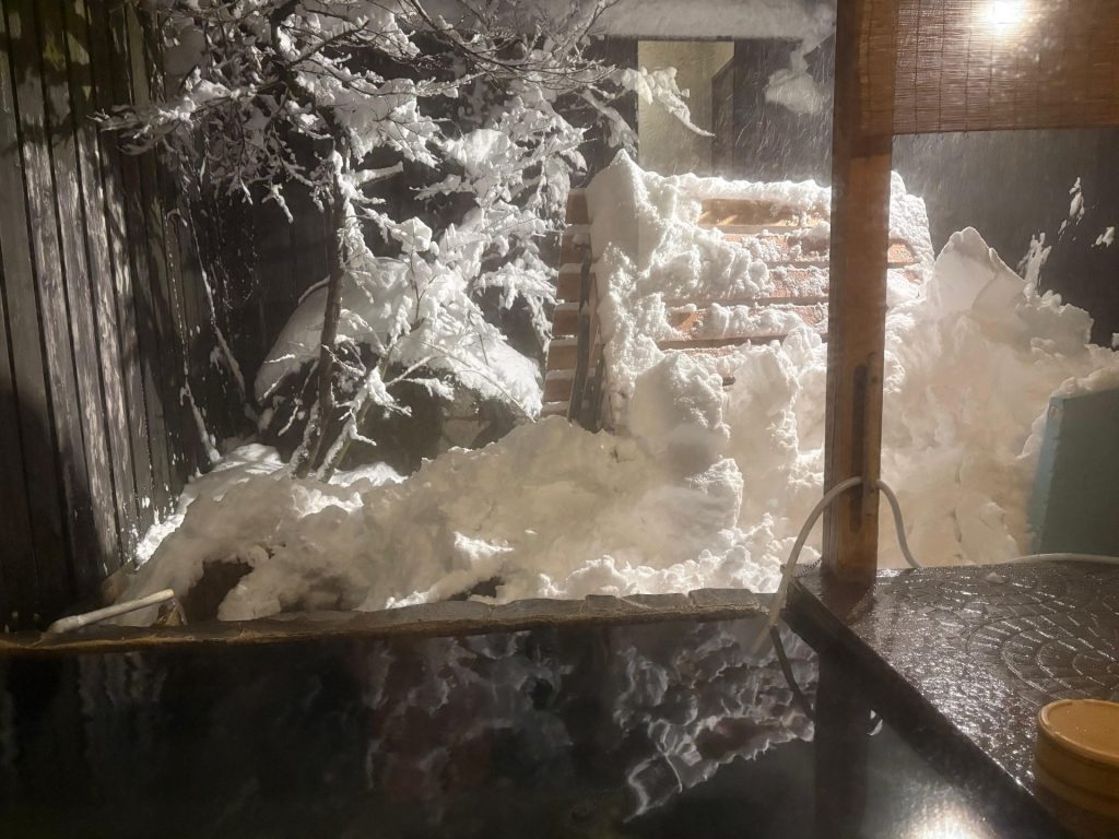 Yumotokan Onsen draussen mit Schnee