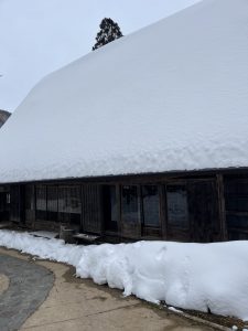 ein Haus mit schnee in okuhida