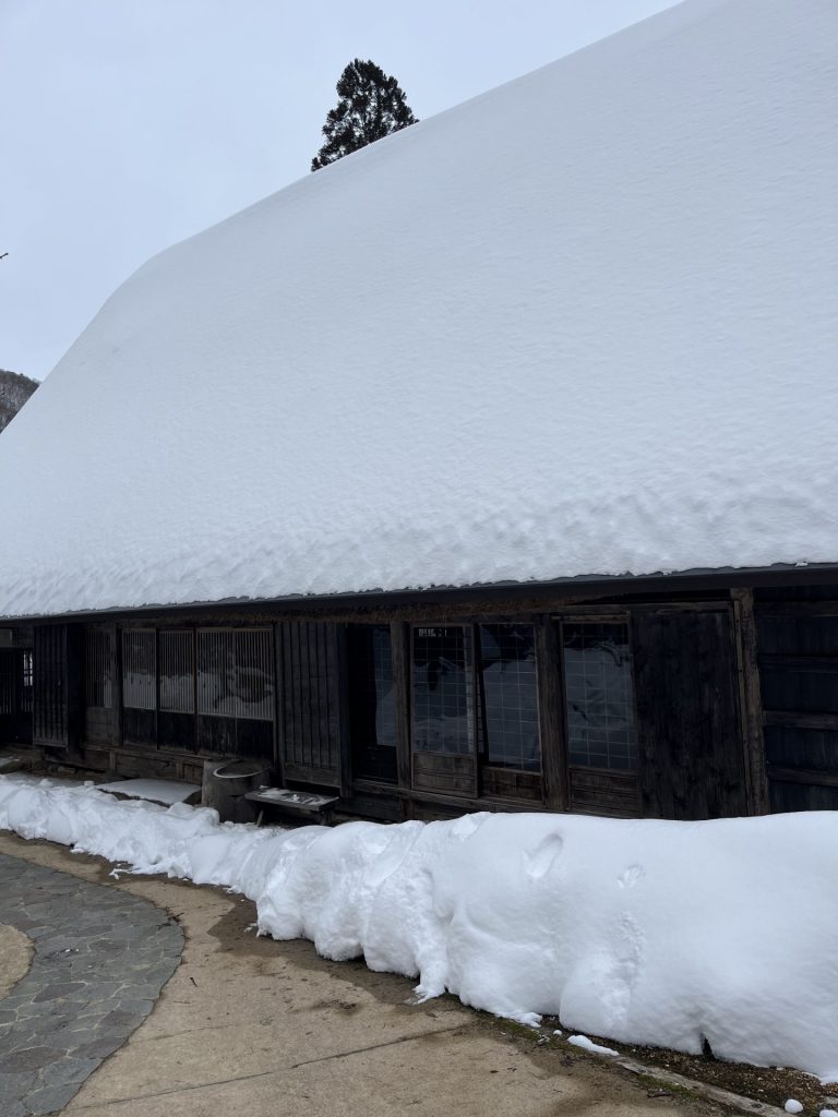 ein Haus mit schnee in okuhida